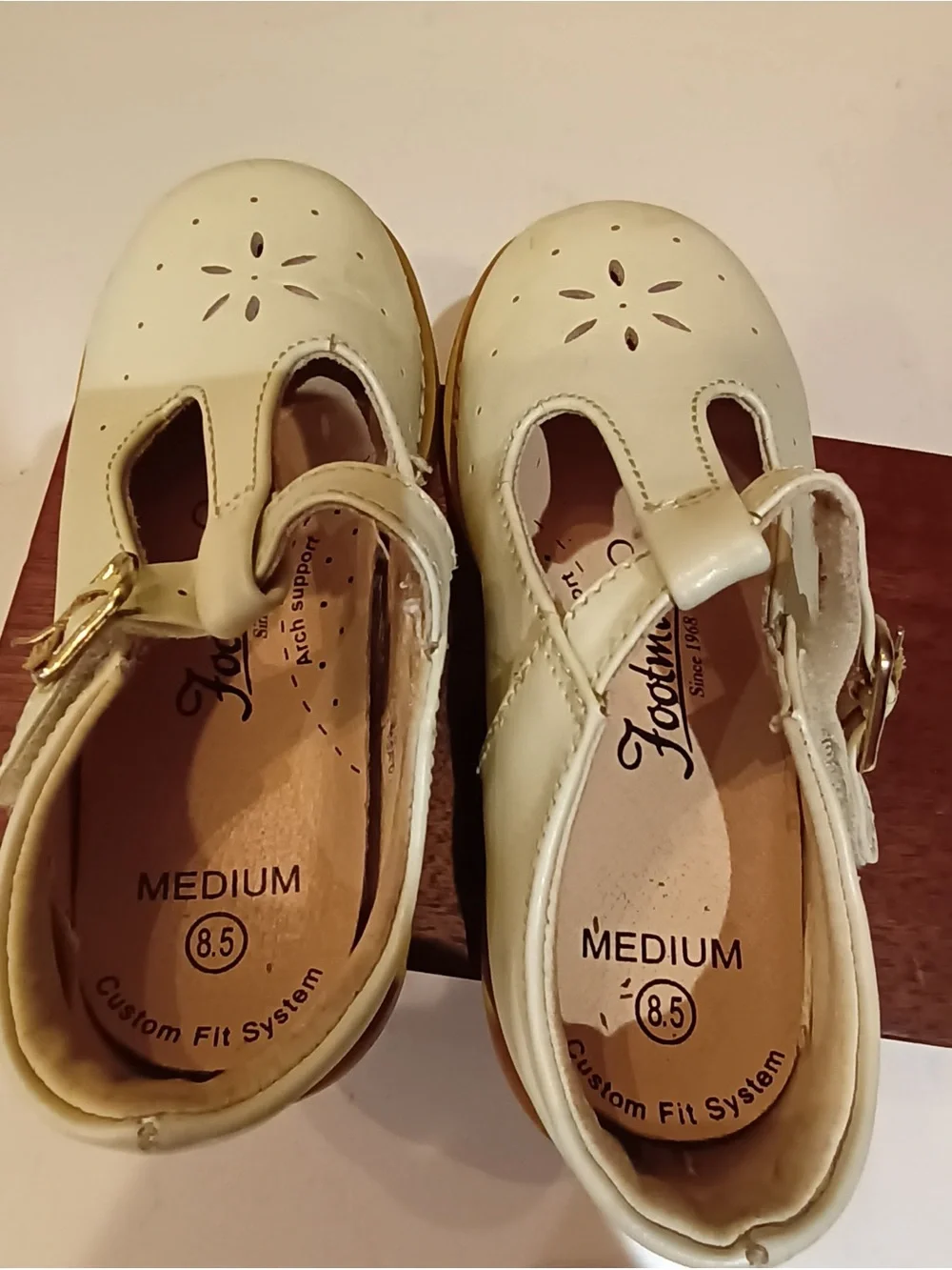 Footmates Classic Kids T-Strap Mary Jane Shoes in Cream size 8.5M